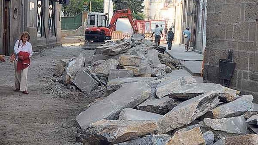 Pavimento levantado en el último tramo de la avenida.