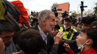 Reciben al Rey, Sánchez y Mazón al grito de "asesinos" en Paiporta y Casa Real suspende la visita a Chiva