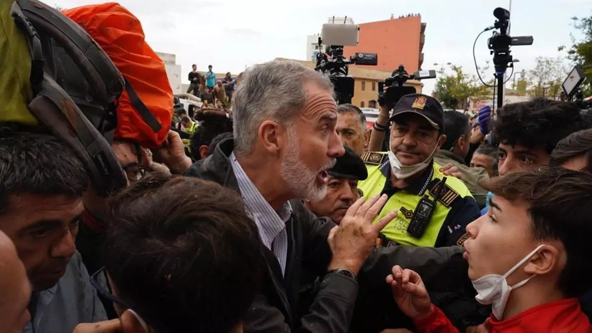 Vecinos de Paiporta lanzan barro a los Reyes y arremeten contra las autoridades