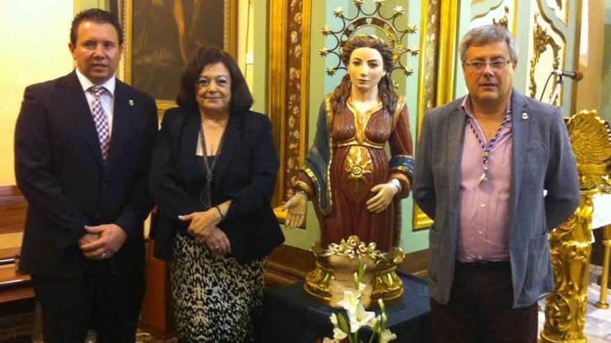 Carmen Carillo dona una imagen de la Virgen a Mula