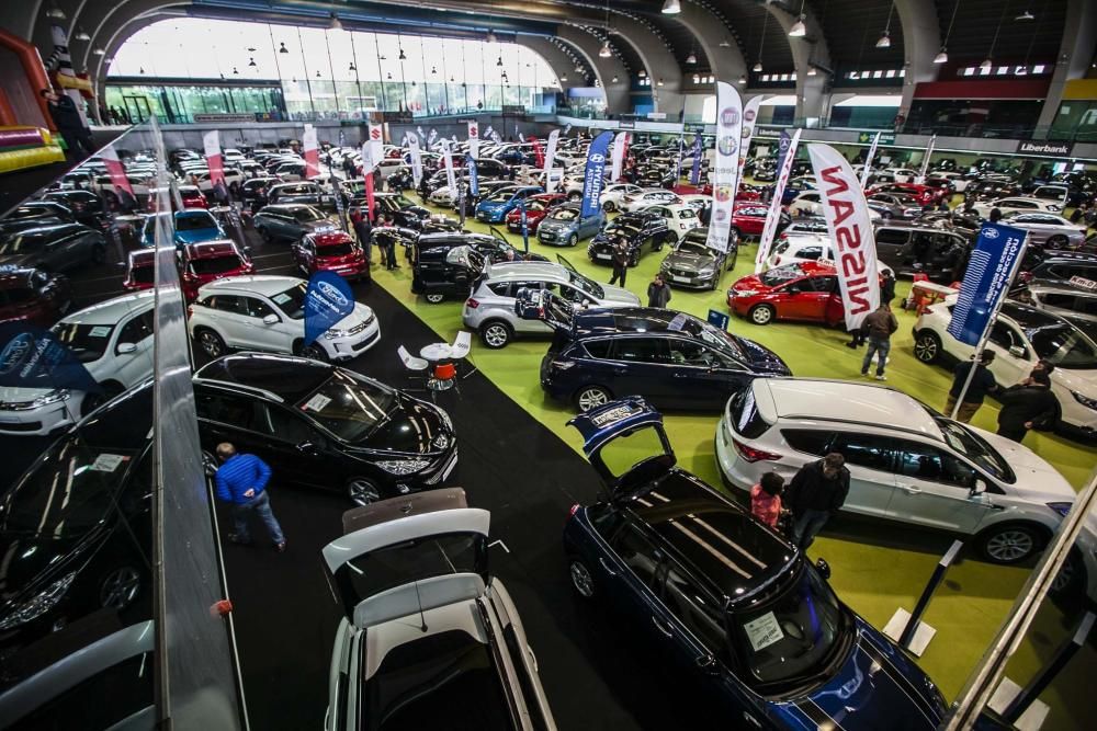 Salón del automóvil en el pabellón de exposiciones en Avilés