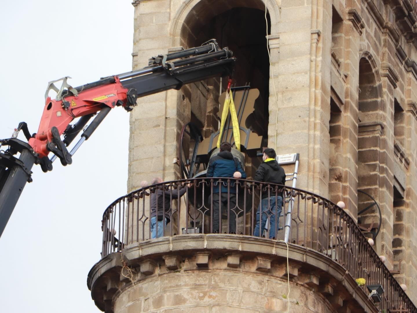 Espectacular retirada de una de las campanas de la Catedral de la Sierra en Hinojosa del Duque