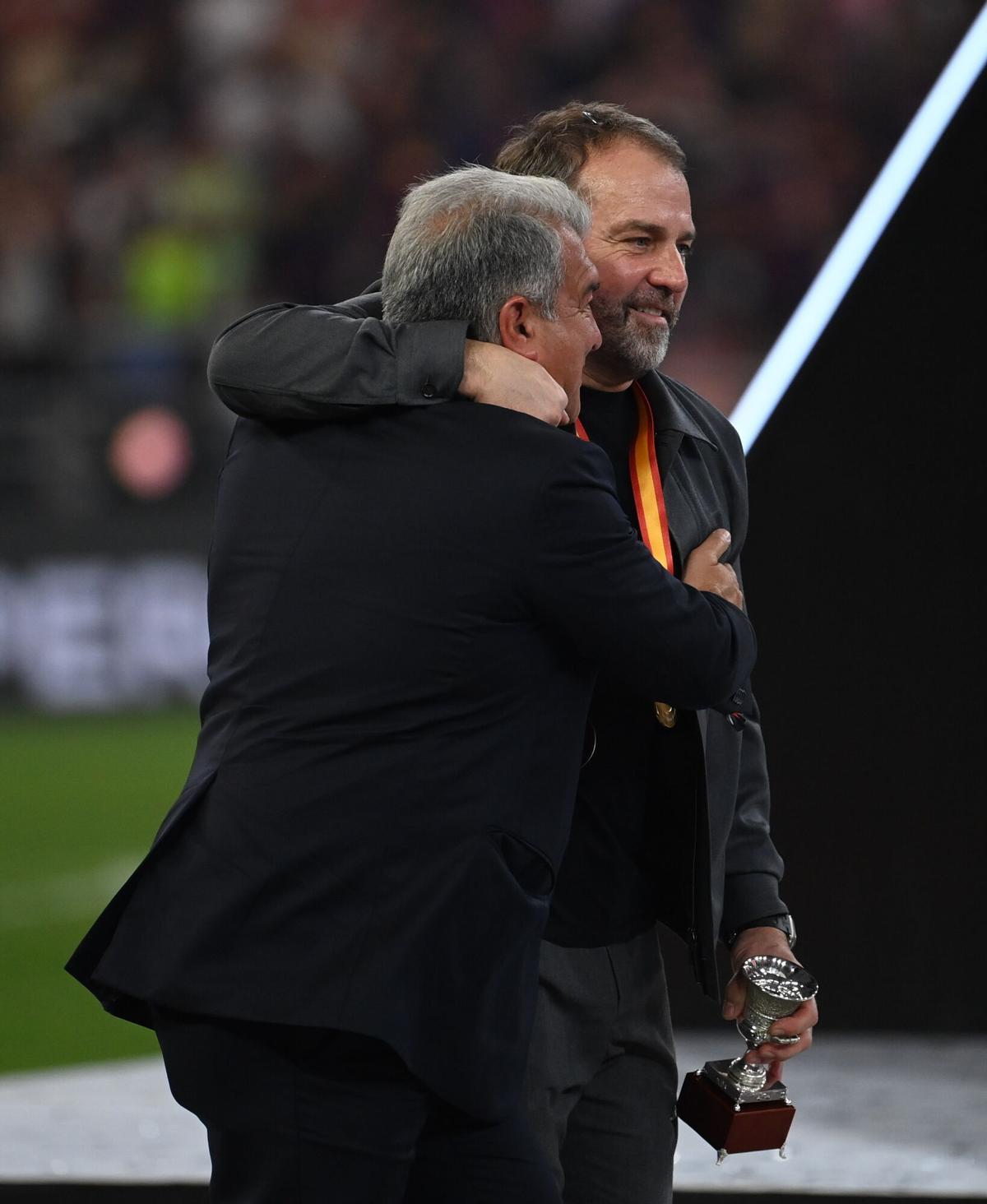 Joan Laporta y Hansi Flick celebran la conquista de la Supercopa de España 2026