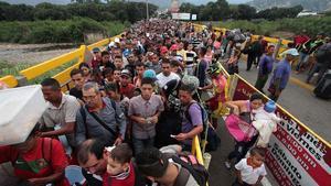 Ciudadanos venezolanos cruzan el puente internacional Simón Bolívar desde San Antonio del Tachira, en Venezuela, hacia Colombia, el 10 de febrero.