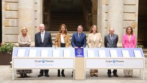El jurado del Premio Planeta 2024, con el presidente del Grupo Planeta, José Crehueras, en el centro, ante las obras finalistas. 