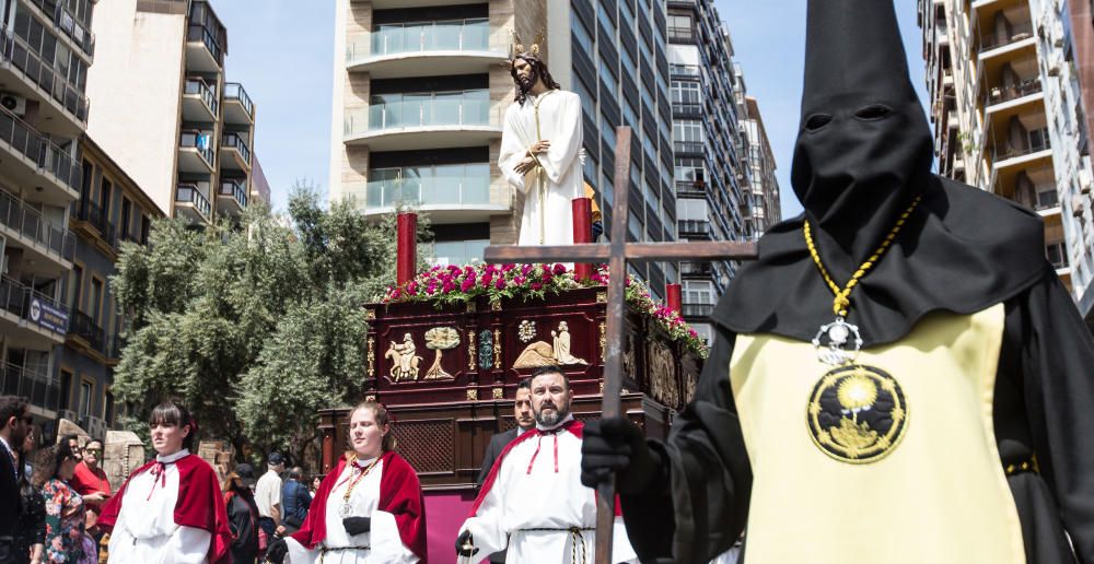 Las calles de Alicante se llenan de fieles en las procesiones del Domingo de Ramos