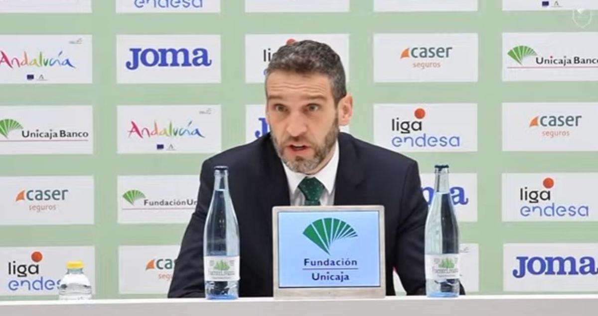 El nuevo técnico cajista, Ibon Navarro, durante su debut en el Carpena.