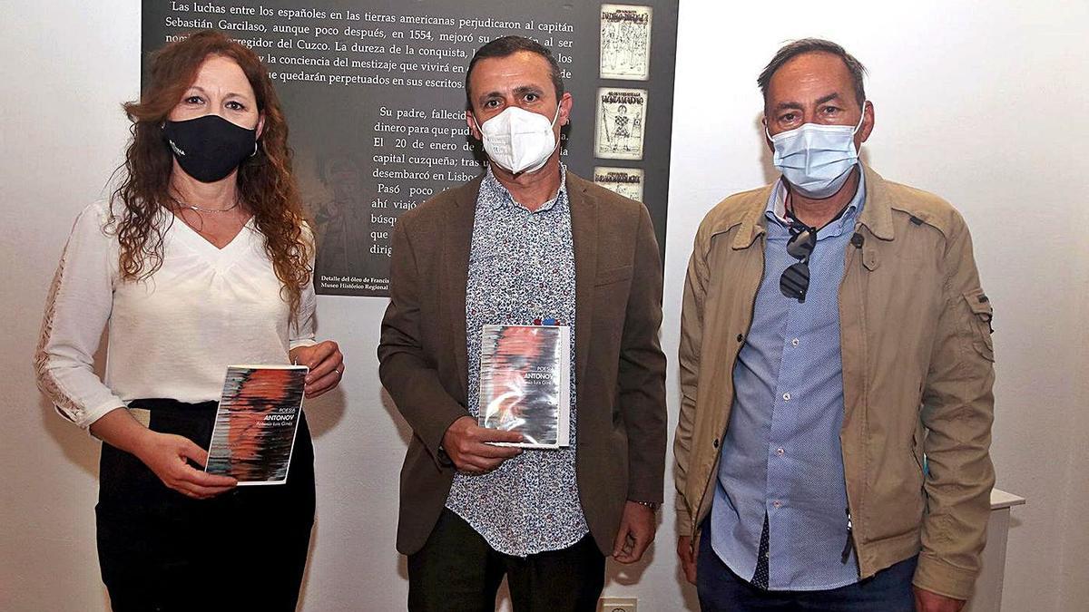 Soledad Raya, Antonio Luis Ginés y Roberto Loya, antes de la presentación del libro de poemas ‘Antonov’.