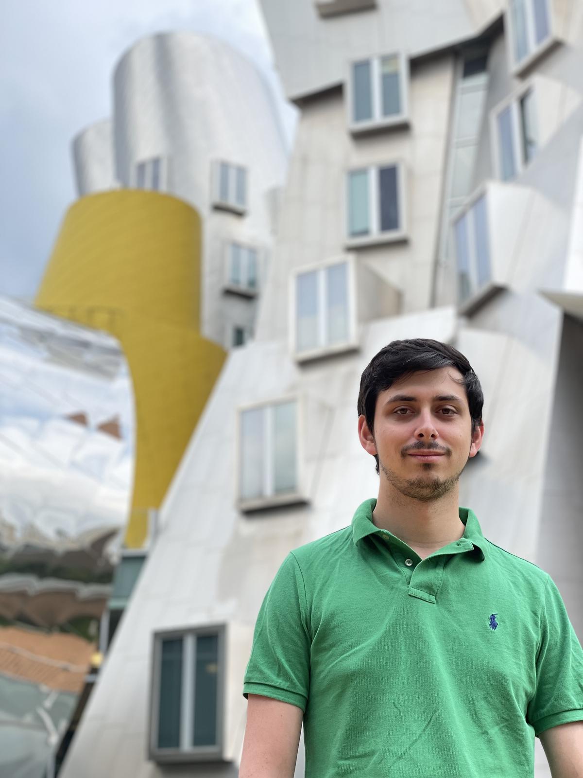 El joven ingeniero aeroespacial zamorano junto al