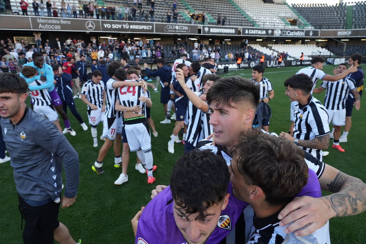 ¡Las mejores imágenes de la celebración del ascenso a Segunda Federación del Castellón B!