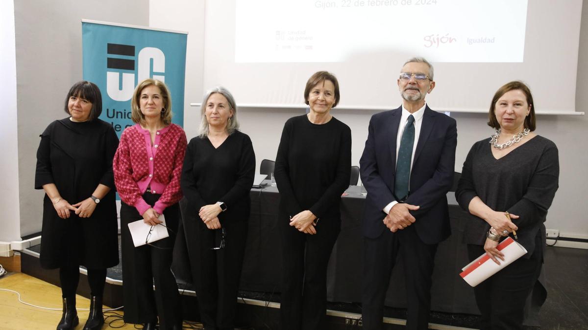 Por la izquierda, María José Carretero, Áurea Rosa Ortega, Noemí Pariente, Carmen Moriyón, Ignacio García y Goretti Avello, ayer, en la jornada de conmemoración del Día de la Igualdad Salarial.