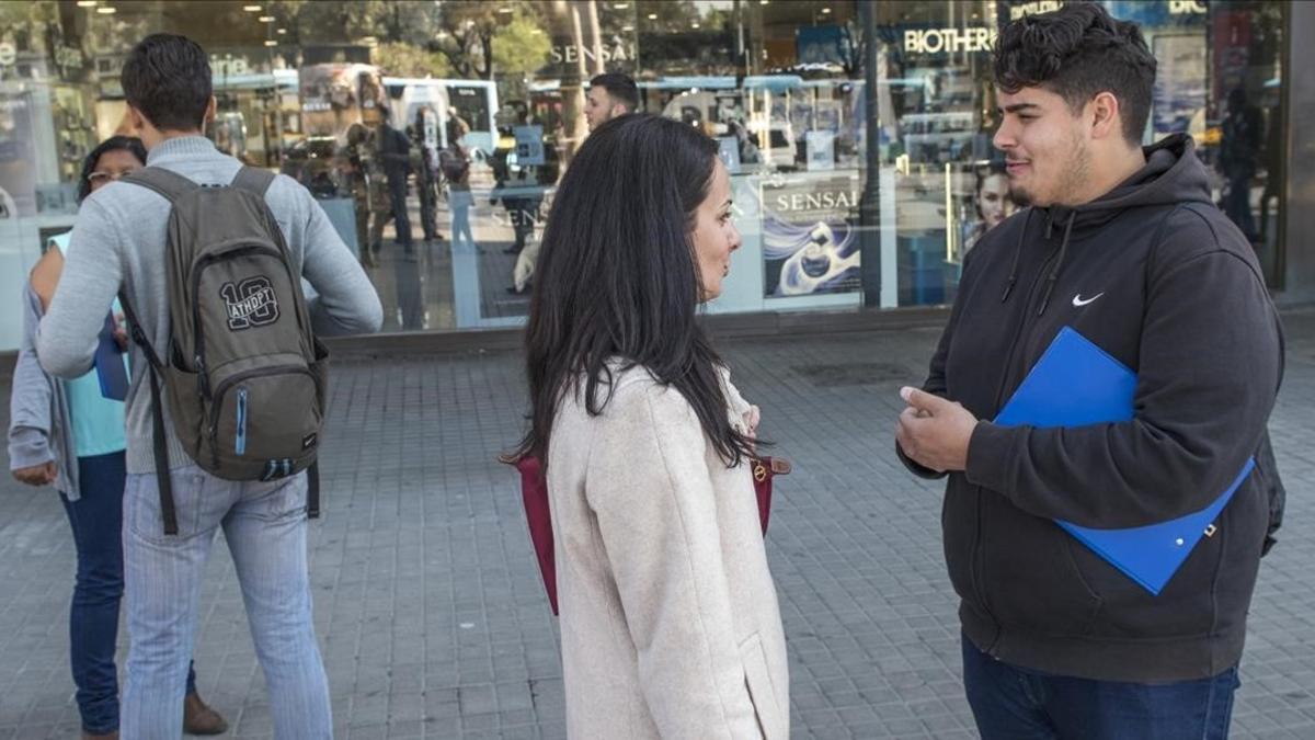 Captadores de oeneges en la calle  Medicos del Mundo en el Pg de Gracia y la Pl Catalunya