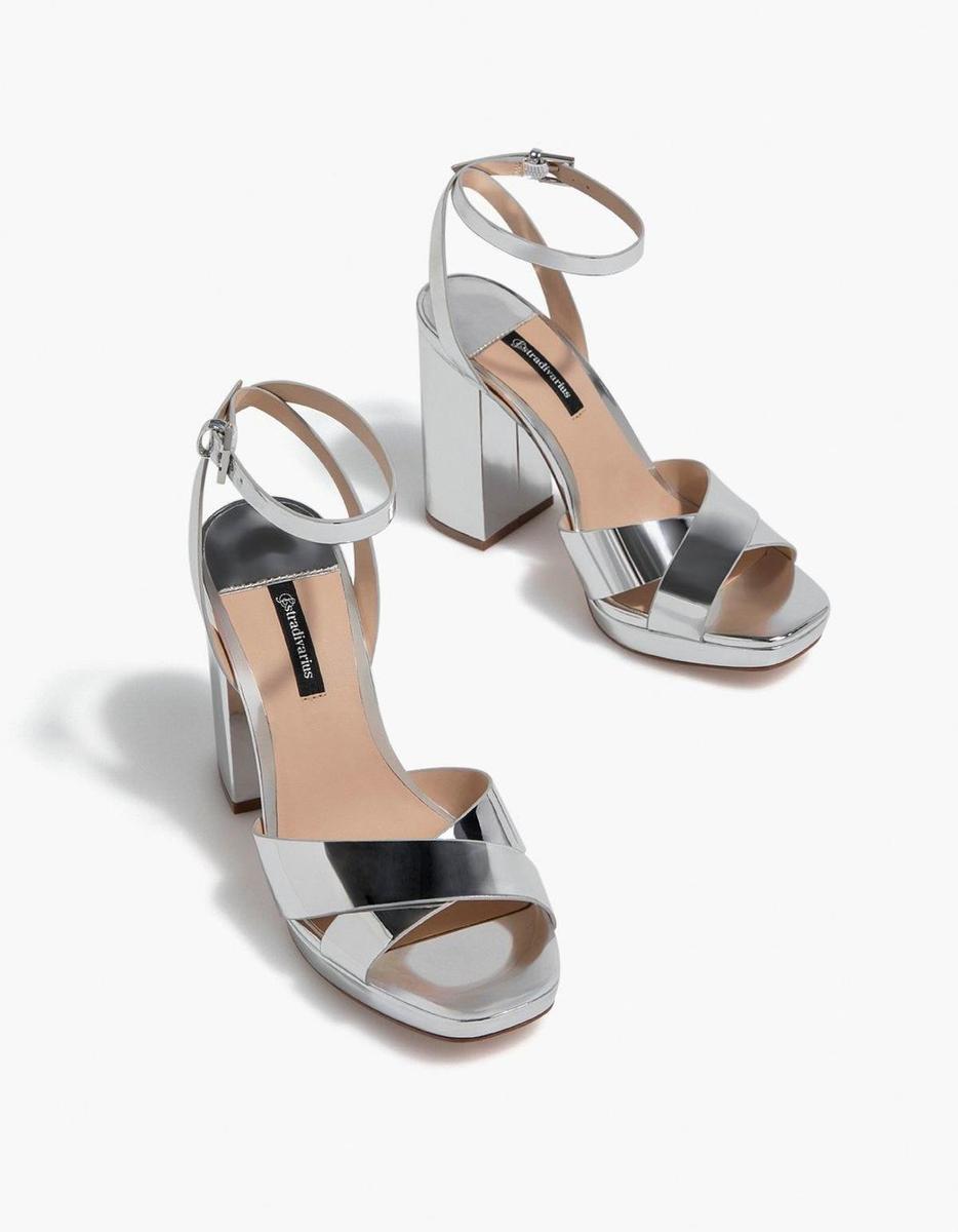 Sandalias con plataforma metalizadas de Stradivarius. (Precio: 29,99 euros)