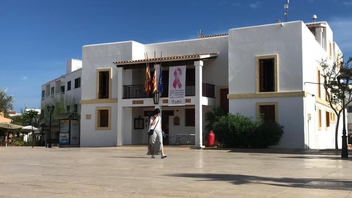 Una mujer habla por teléfono frente al Consell de Formentera