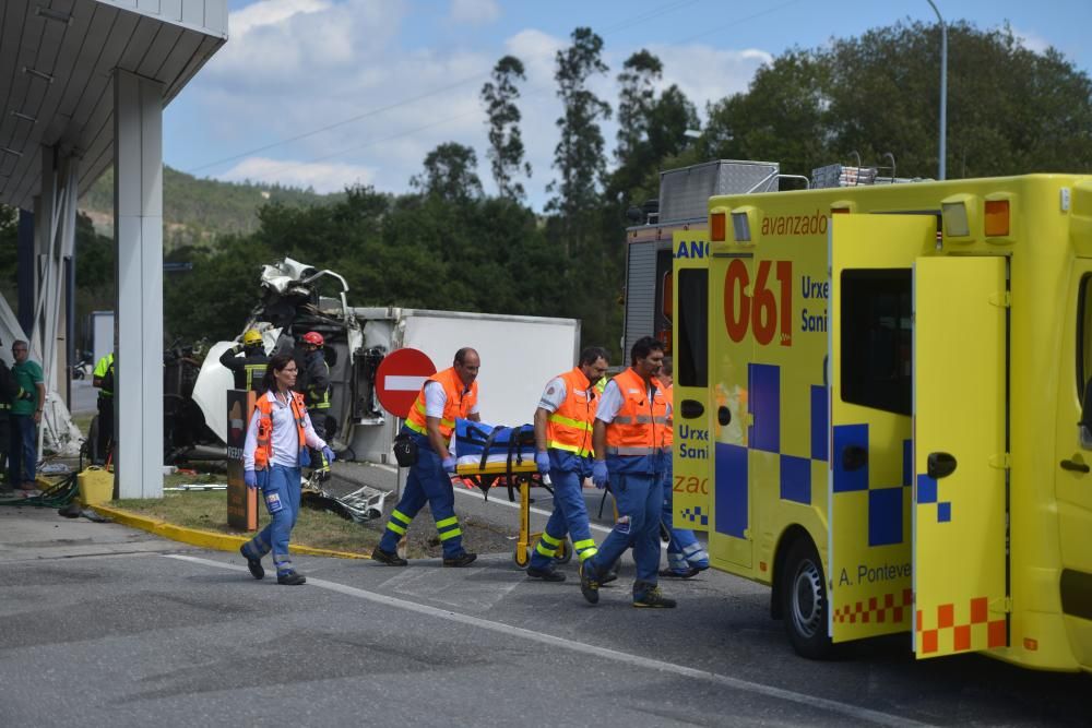 Accidente con vuelco de un camión en Barro