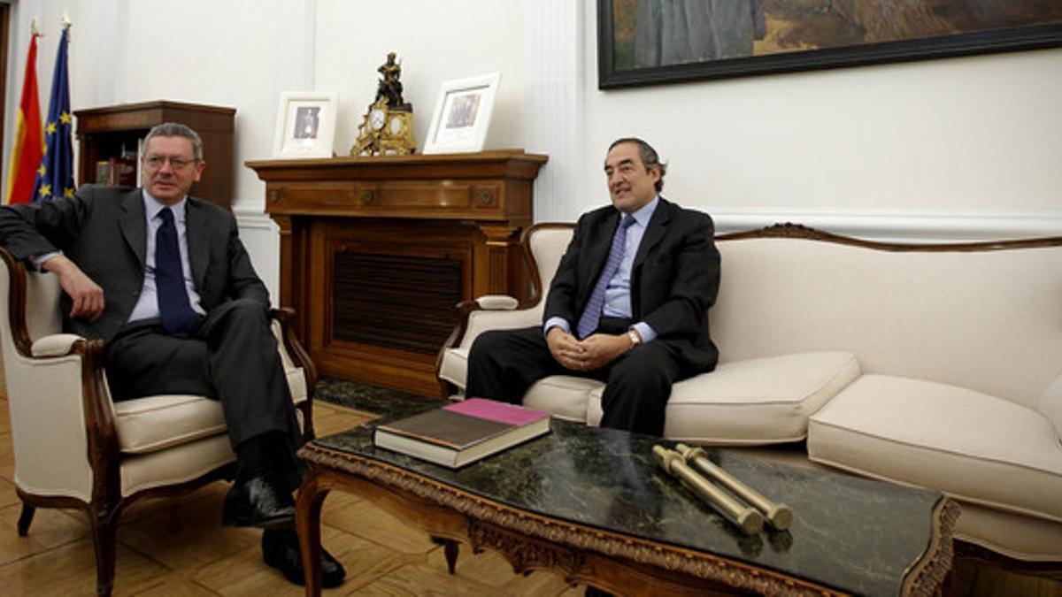 El ministro de Justicia, Alberto Ruiz Gallardón, junto a Juan Rosell, presidente de la CEOE, durante la reunion que han mantenido en el ministerio.