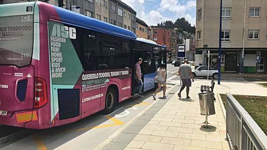 Un autobús metropolitano realiza una parada.