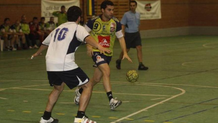 Octavio bota el balón en plena circulación ante la defensa del Cafés Toscaf.