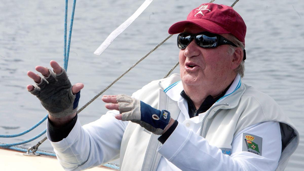 El rey Juan Carlos durante la IV Regata que lleva su nombre, en la localidad de Sanxenxo, en septiembre del 2018