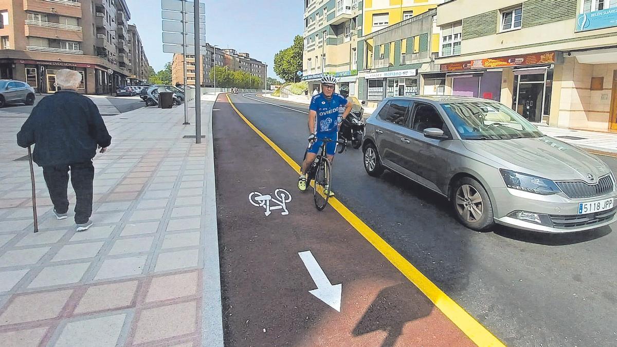 Peatones, ciclistas y coches, cada uno con su espacio en el recién remodelado acceso a la Pola. | P. Tamargo