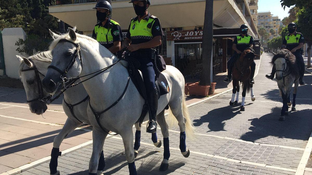 Agentes del Escuadrón de Caballería, con los cuatro equinos.