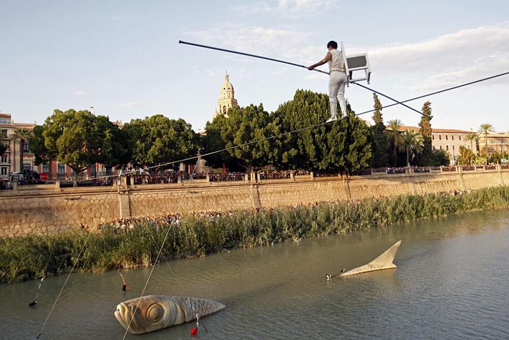 Un funambulista cruza el río Segura a su paso por Murcia