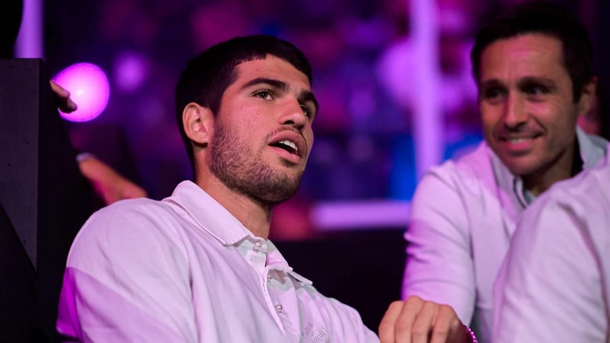 Alcaraz escucha atento las explicaciones de Belasteguín