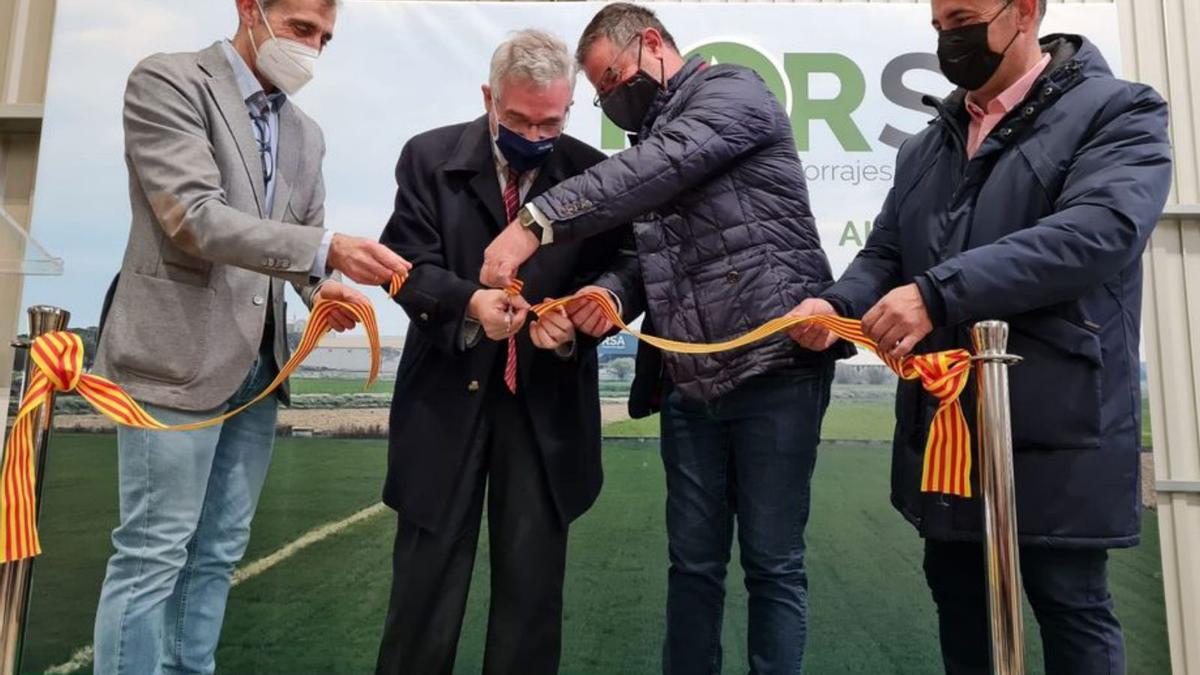 Olona (segundo por la izda.) inaugurando la nueva planta.