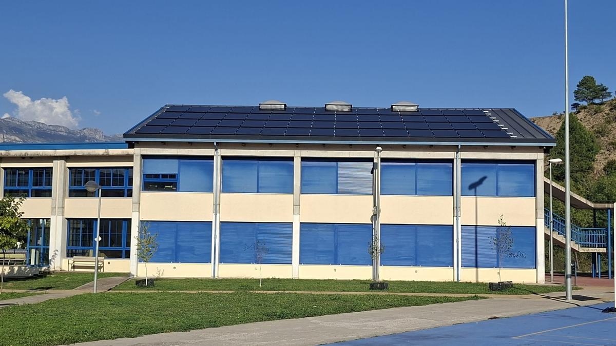 Placas solares instaladas en el instituto en Aínsa.