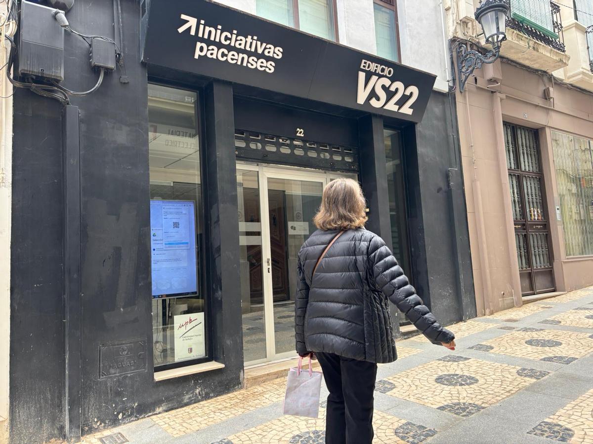 Una mujer camina por la calle Virgen de la Soledad frente a la sala de exposiciones que cierra en Badajoz.