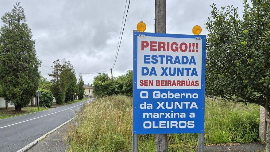 García Seoane cumple su amenaza e instala carteles en las vías autonómicas de Oleiros para denunciar el "abandono" de la Xunta