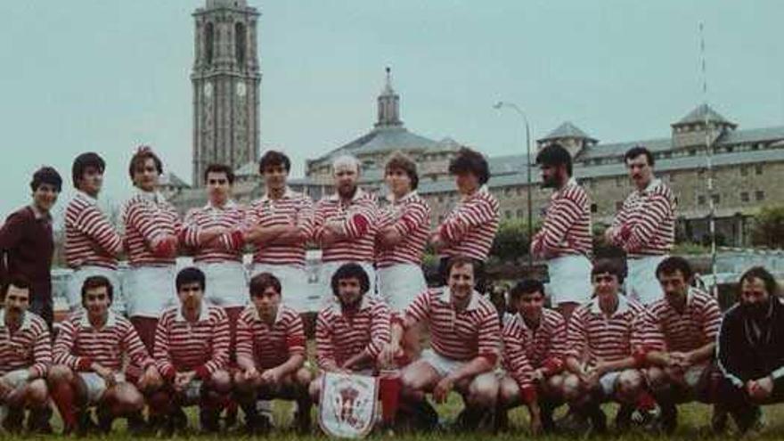 Una de las formaciones del Sporting de rugby. Isbo es el primero por la derecha agachado.