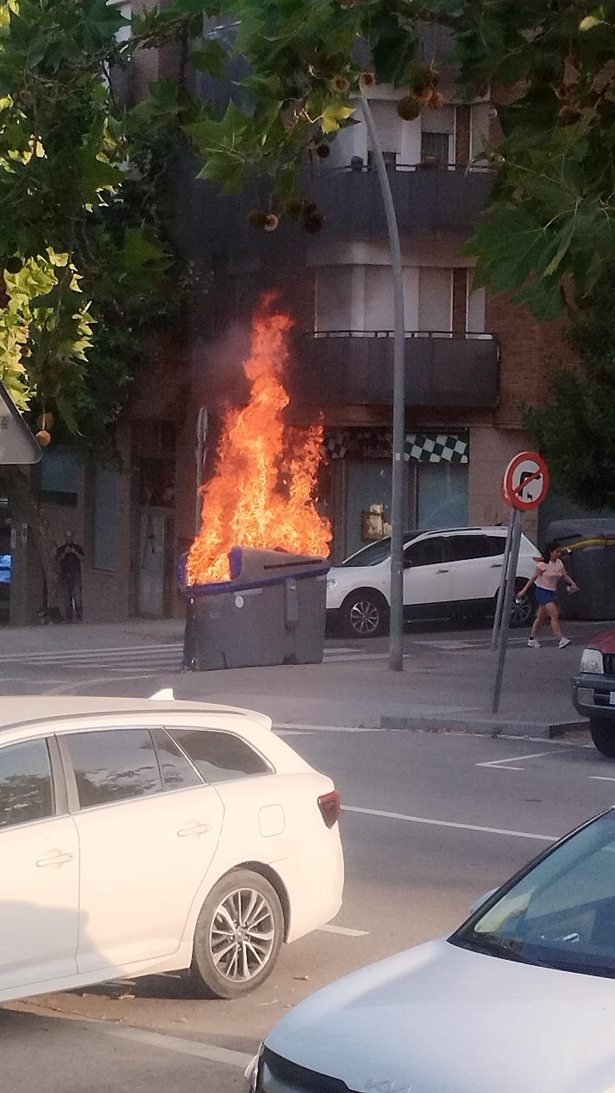 El contenidor en flames i desplaçat del seu lloc original