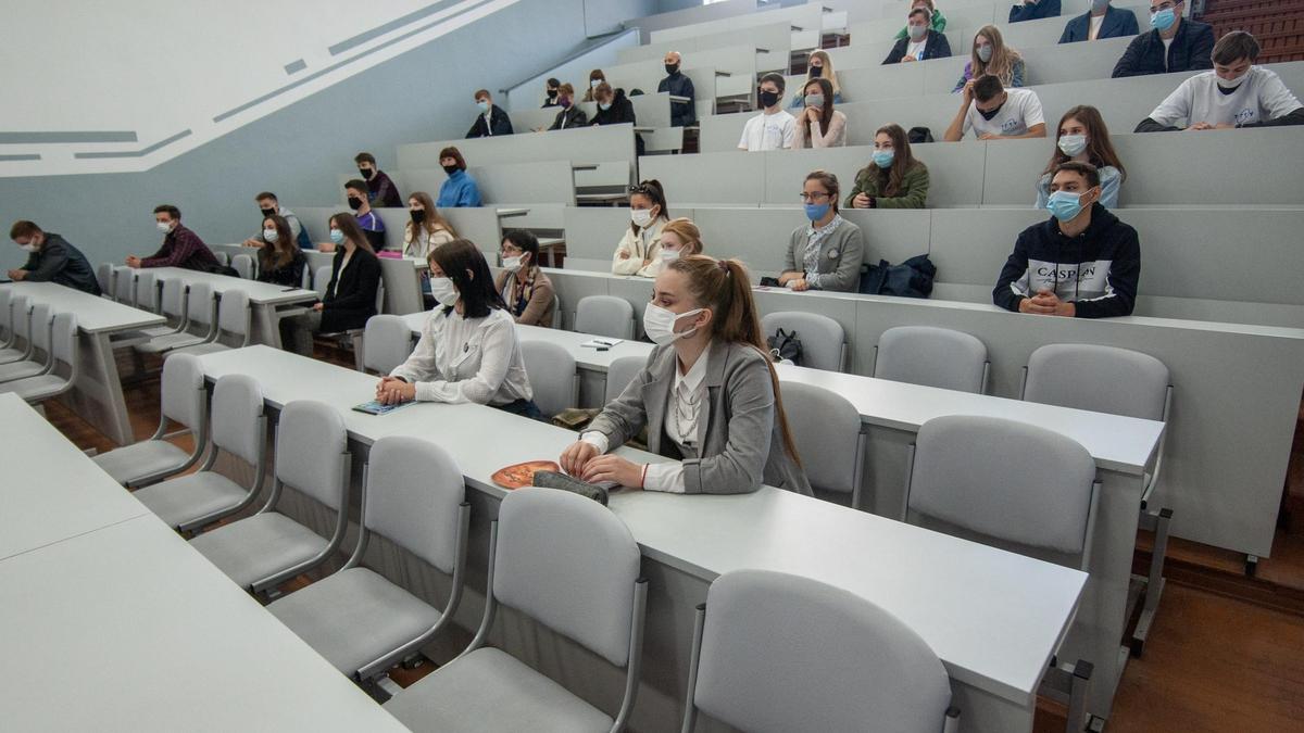 Alumnos en una clase de universidad