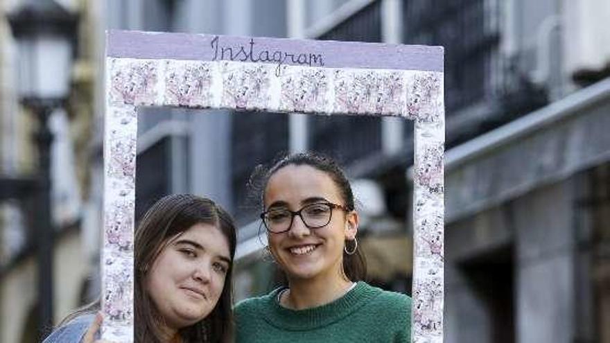 Nerea Díaz y Salma Crespo, dos de los alumnos del Carreño Miranda que piden una calle para la pintora Maruja Mallo.