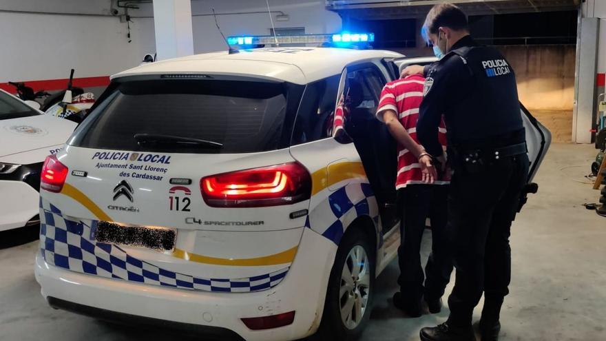 Agentes de la Policía Local de Sant Llorenç meten en el coche al detenido. | POLICÍA LOCAL DE SANT LLORENÇ