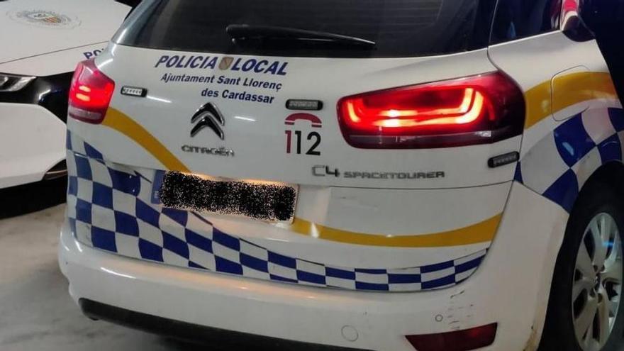 Agentes de la Policía Local de Sant Llorenç meten en el coche al detenido. | POLICÍA LOCAL DE SANT LLORENÇ