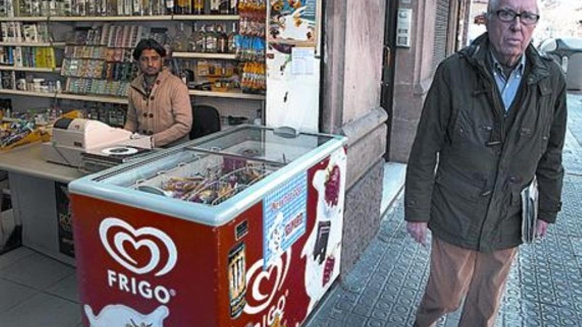 Una de las muchas tiendas paquistanís de alimentación en la calle de València.