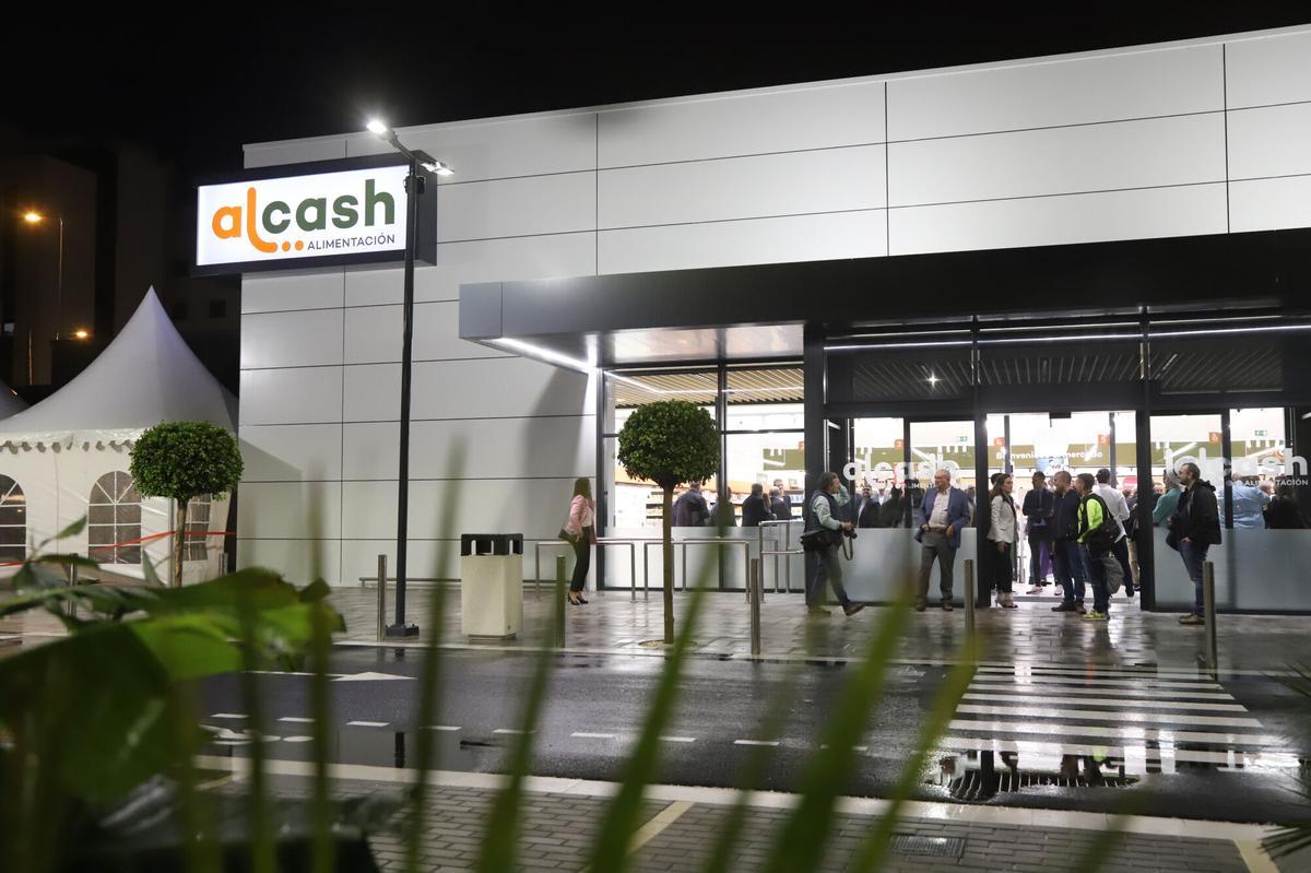 Visita a las instalaciones del nuevo supermercado de Alsara en Huerta de Santa Isabel con Miralbaida