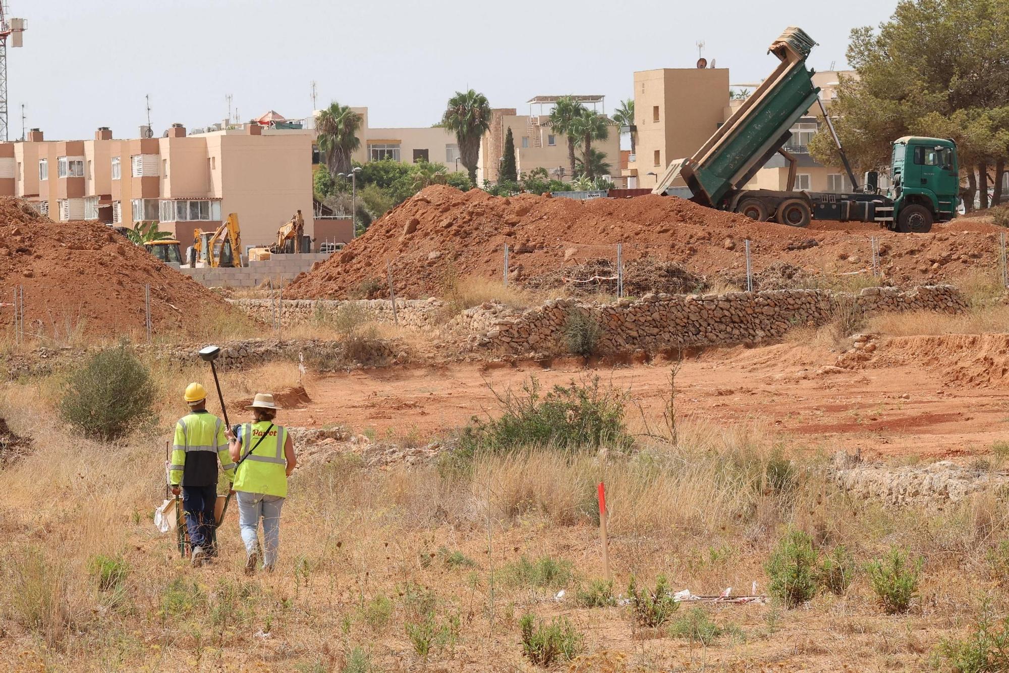 Labores de topografía este martes en la zona de Ca n'Escandell reservada para pisos protegidos.