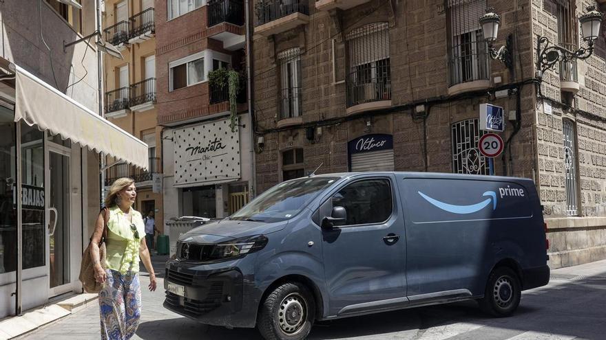 Vehículos mal estacionados dificultan el acceso a los comercios en la calle Susana Llaneras