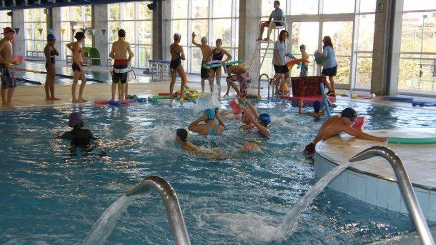 Usuaris del centre esportiu El Tossalet a la piscina coberta