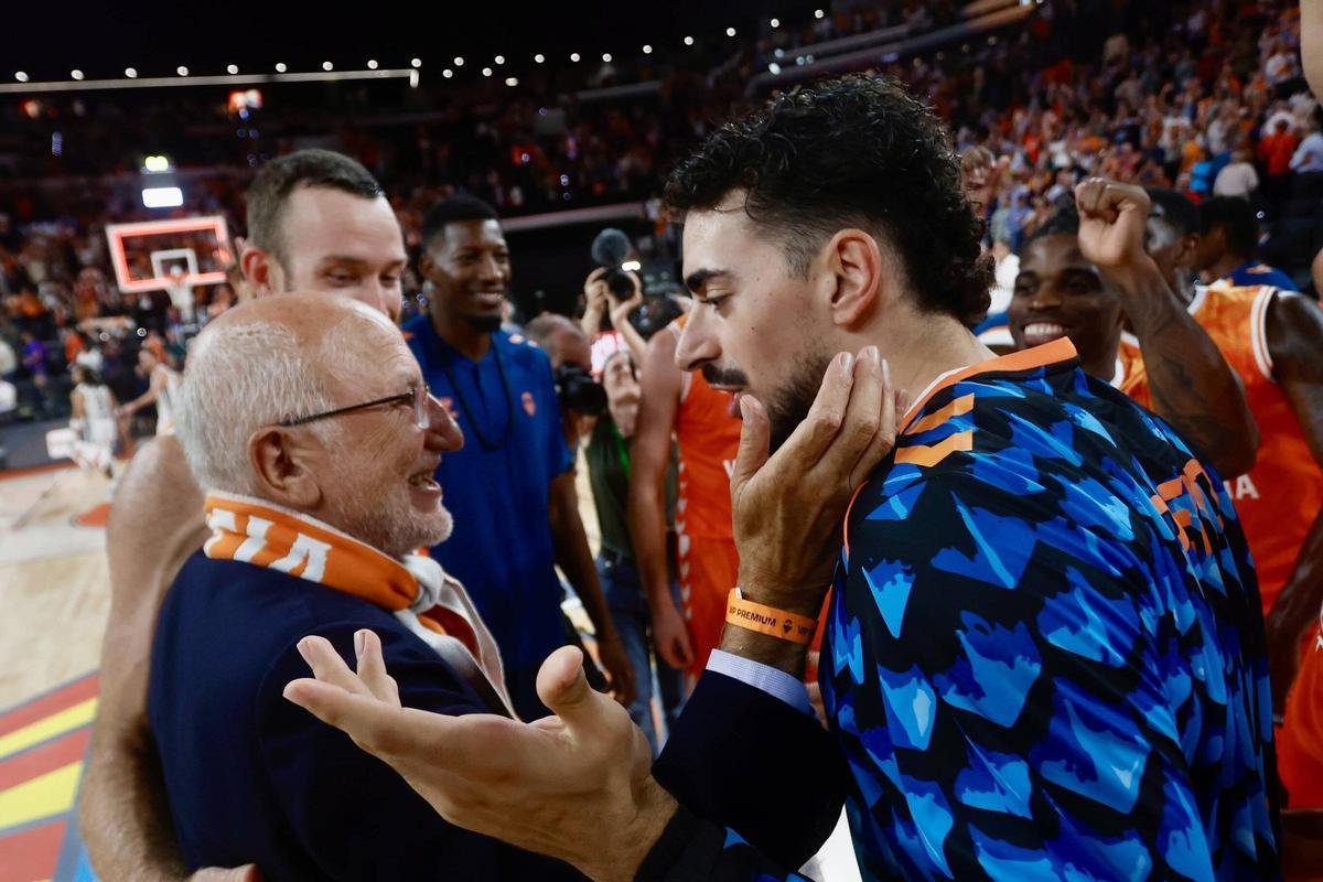 Juan Roig saludando a los jugadores tras el partido ante la Virtus de Bolonia
