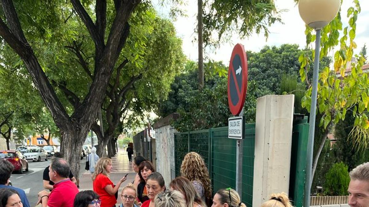 Protesta de las madres de los alumnos a las puertas del colegio Cristo de la Misericordia.