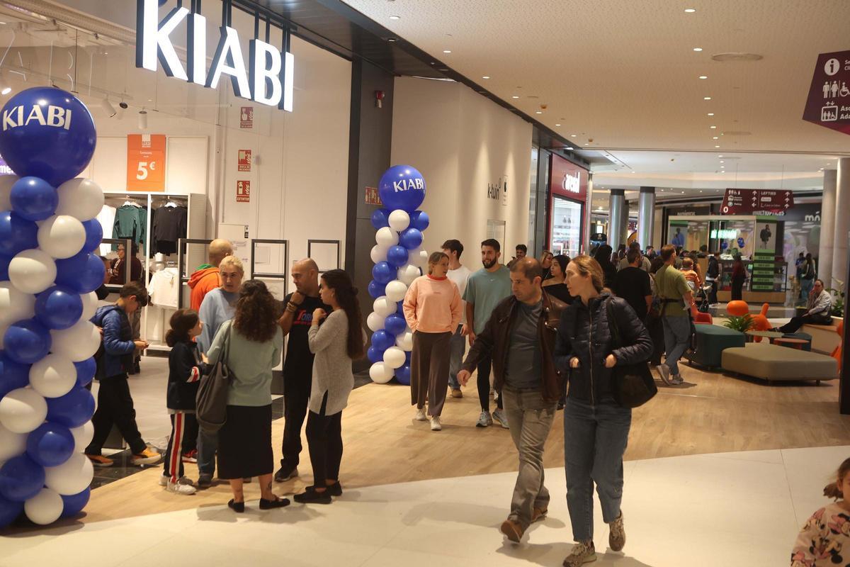 Colas en Marineda City en el primer día tras la apertura de nuevas tiendas