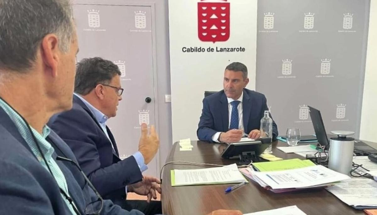 Domingo Cejas (i), Manuel Mirada y Oswaldo Betancort, en el Cabildo de Lanzarote