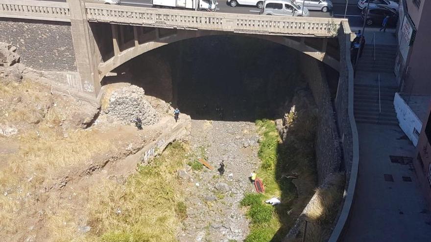 Una persona cae de un puente en Santa Cruz.