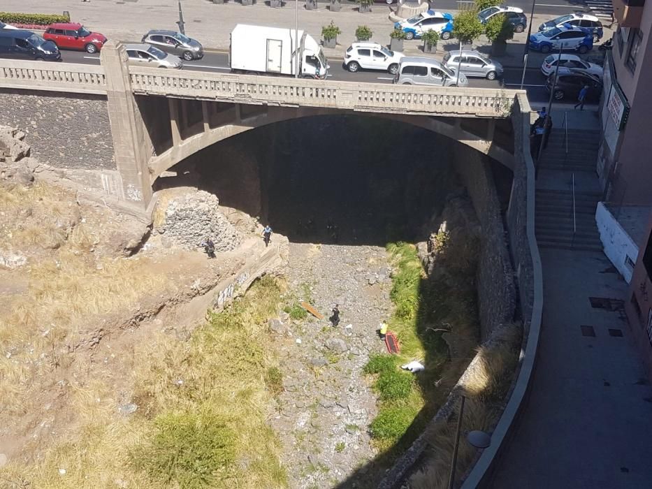 Una persona cae de un puente en Santa Cruz.
