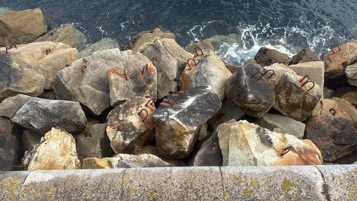 Bloque de rocas donde cayó Eddahchouri, que protegen al paseo marítimo de la fuerza del mar.
