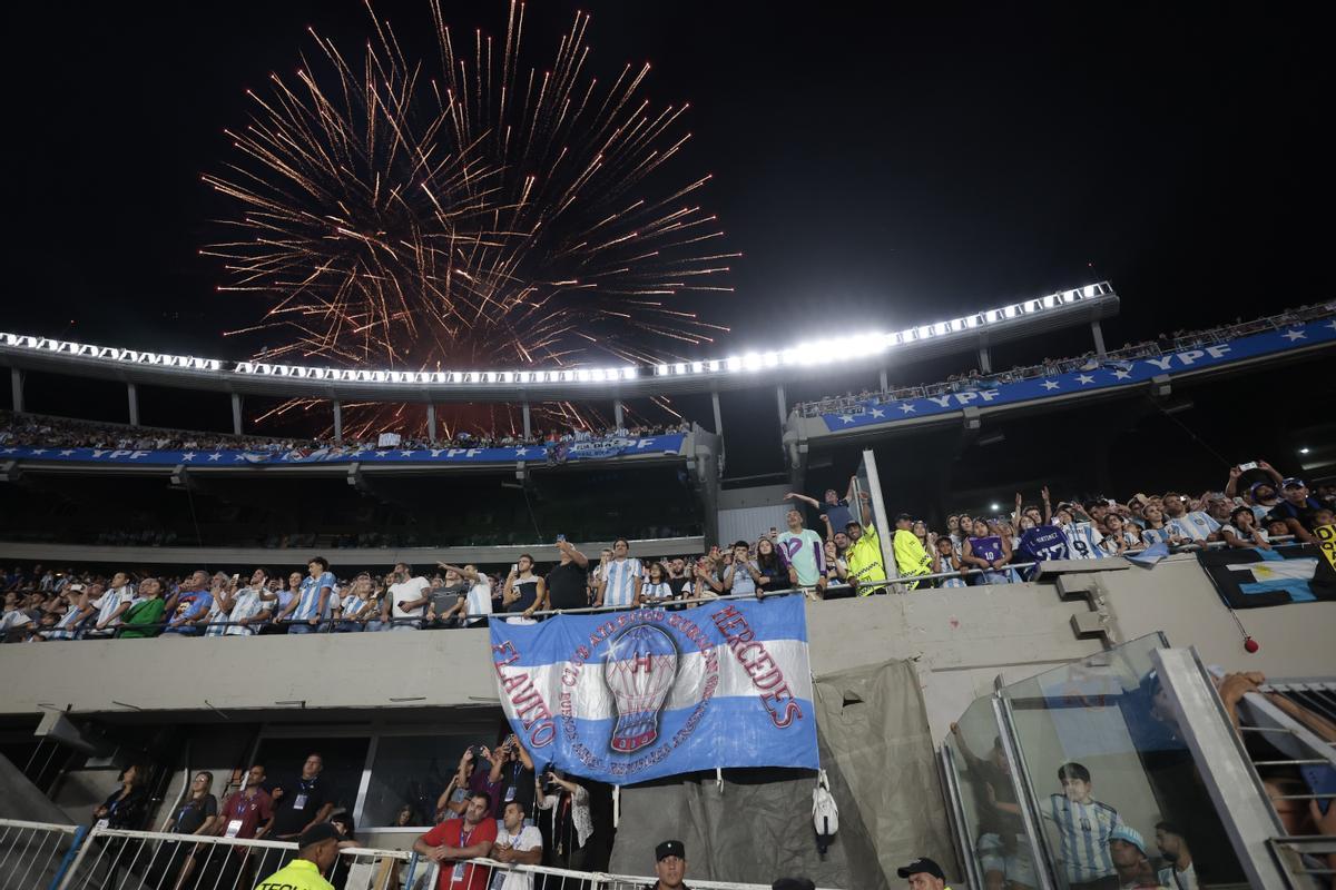 Fuegos artificiales en el homenaje hoy, al final de un partido amistoso entre las selecciones de Argentina y Panamá en el estadio Monumental en Buenos Aires (Argentina).